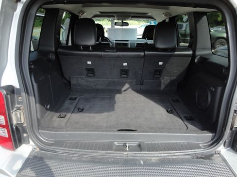 Used 2012 Jeep Liberty 4WD Limited Jet image 9