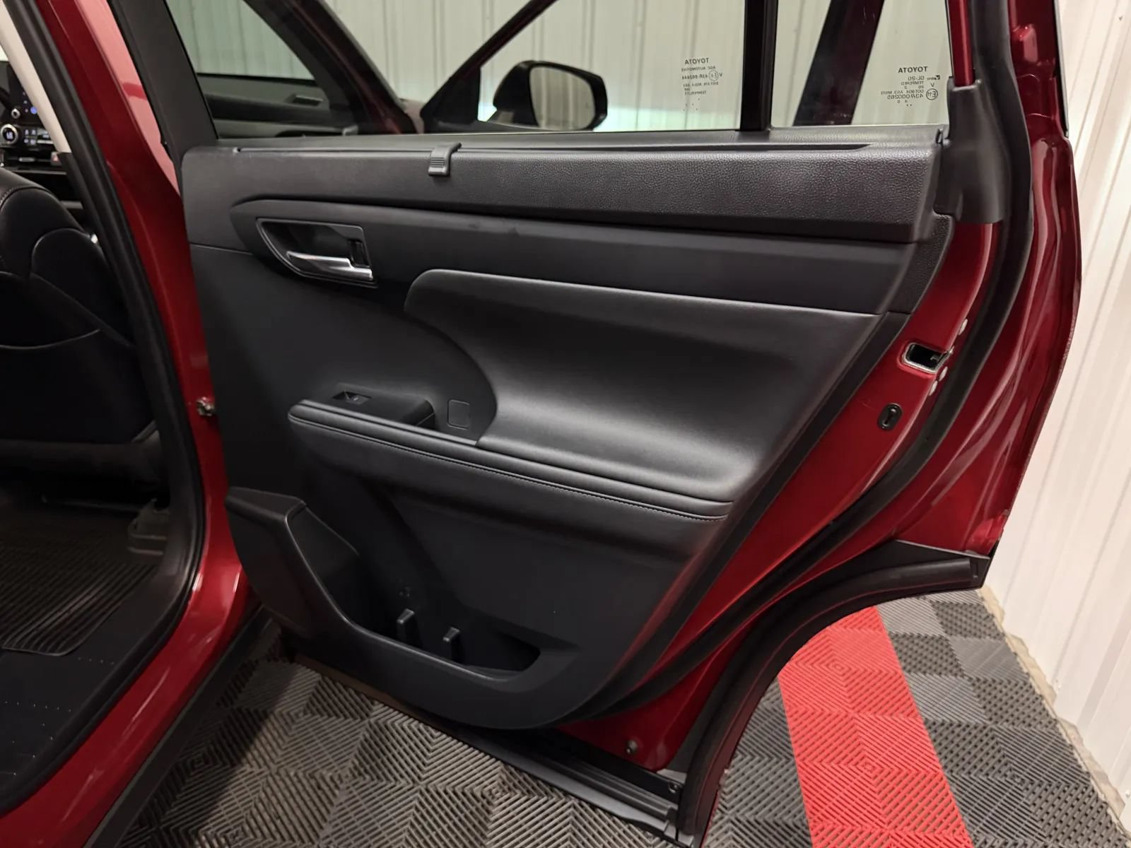Used 2023 Toyota Highlander XLE FWD image 44