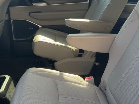 Used 2024 Jeep Wagoneer Series II image 9