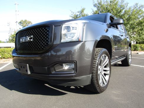 Used 2020 GMC Yukon Denali image 2