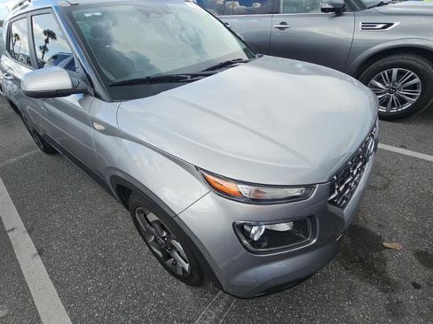 Used 2023 Hyundai Venue SEL FWD image 3