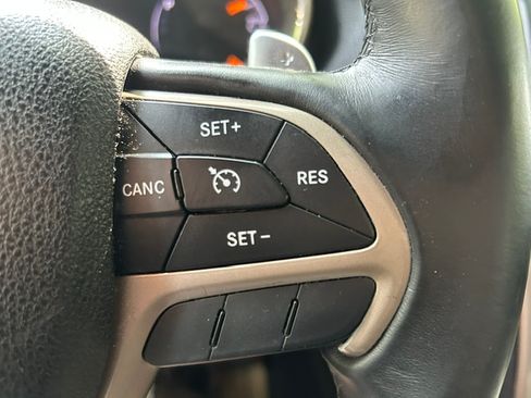 Used 2017 Jeep Grand Cherokee 2WD Laredo image 10