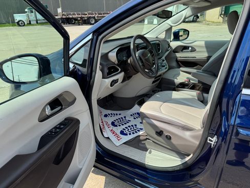 Used 2018 Chrysler Pacifica Touring-L image 35
