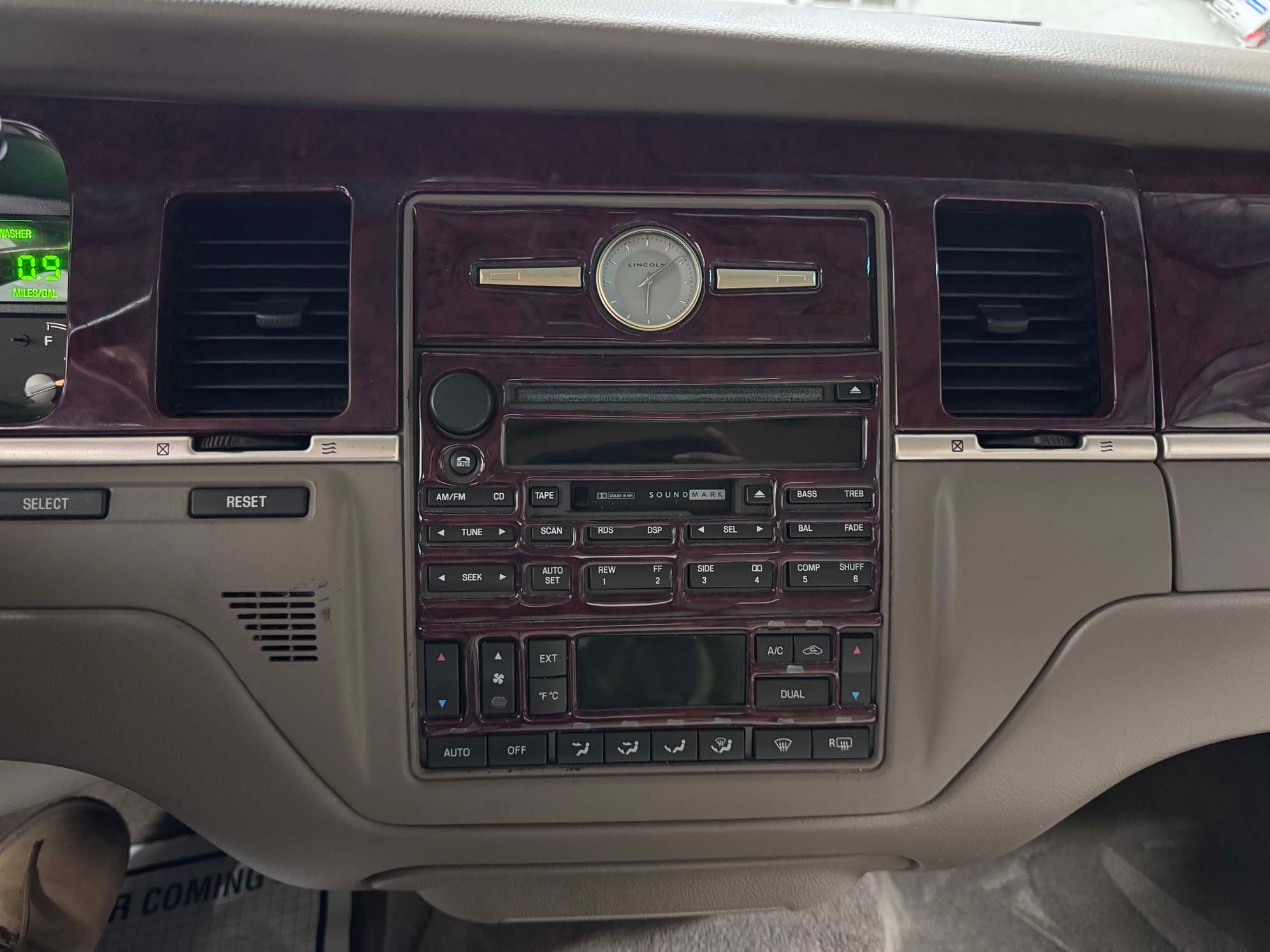 Used 2004 Lincoln Town Car Ultimate RWD image 9