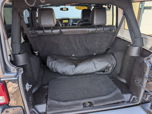 Used 2015 Jeep Wrangler Unlimited Sahara image 12