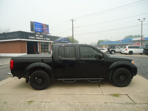 Used 2015 Nissan Frontier 4x4 Crew Cab SV image 1