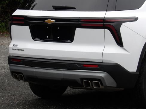 Used 2026 Chevrolet Traverse FWD LT image 12