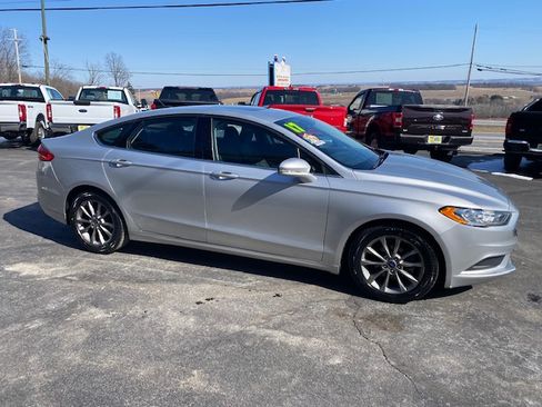 Used 2017 Ford Fusion SE image 5