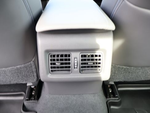 Used 2018 Toyota Camry XLE image 16