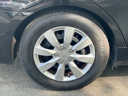 Used 2015 Toyota Camry LE image 29