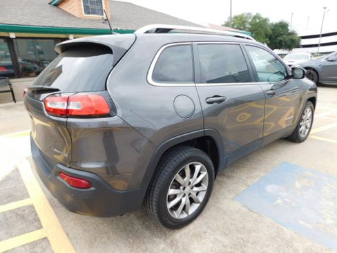 Used 2018 Jeep Cherokee FWD Limited image 9