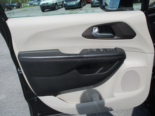 Used 2018 Chrysler Pacifica Touring-L FWD image 16
