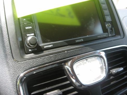 Used 2014 Chrysler Town & Country Touring FWD image 11