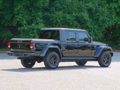 Used 2021 Jeep Gladiator Willys AWD/4WD image 9