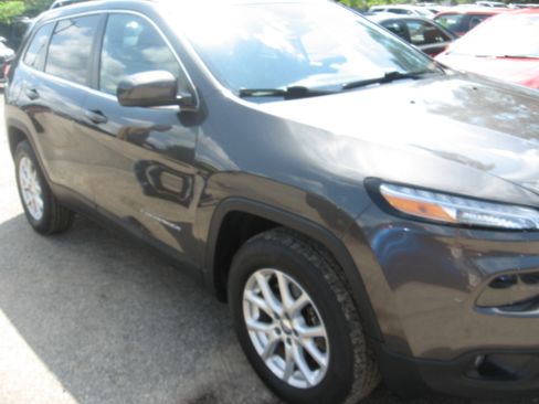 Used 2014 Jeep Cherokee 4WD Latitude image 3