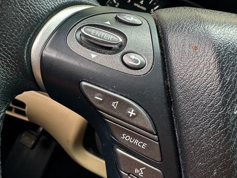 Used 2017 Nissan Pathfinder SV image 35