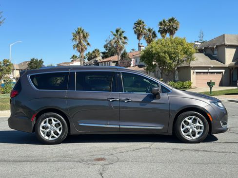 Used 2020 Chrysler Pacifica Touring-L Plus image 7