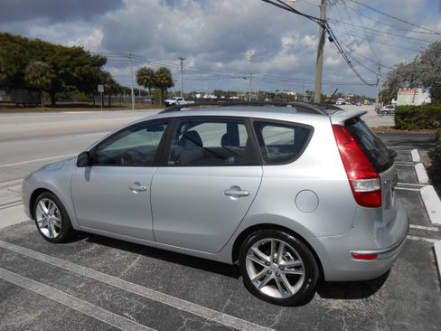 Used 2010 Hyundai Elantra Touring SE image 3