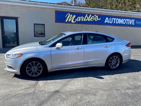 Used 2017 Ford Fusion SE image 2