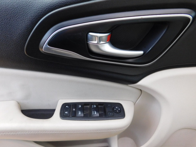 Used 2016 Chrysler 200 Limited FWD image 10