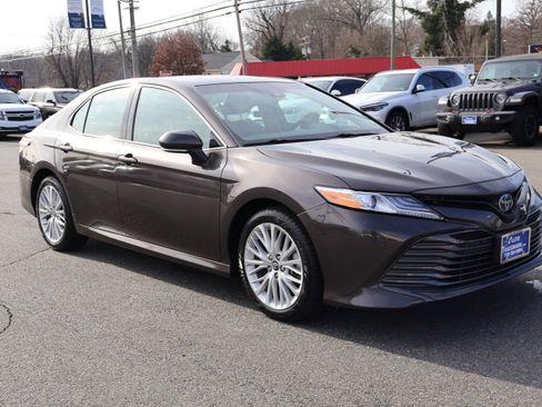 Used 2018 Toyota Camry XLE image 10