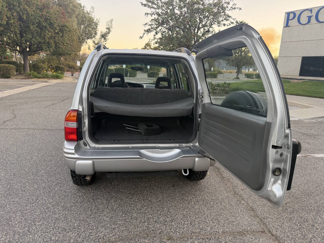 Used 2004 Chevrolet Tracker 4WD LT image 25