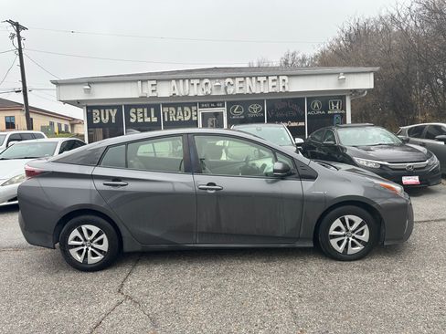 Used 2016 Toyota Prius Four image 1