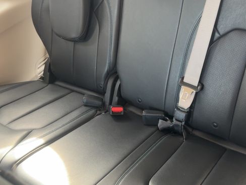 Used 2021 Chrysler Pacifica Touring-L image 7