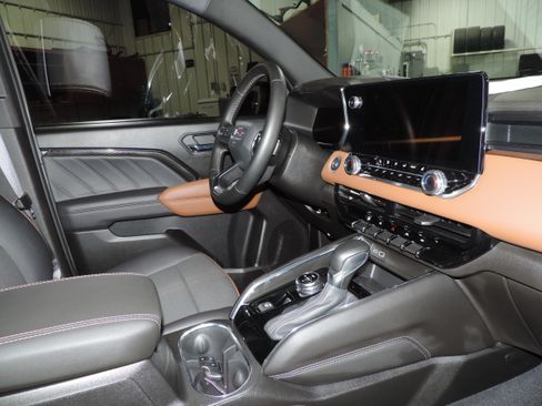 Used 2024 GMC Canyon AT4 image 29