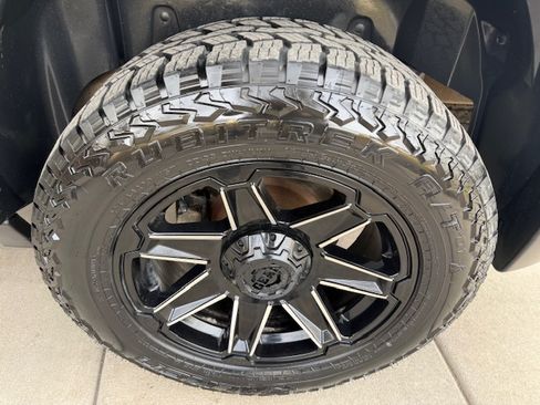 Used 2014 Chevrolet Suburban LT image 25