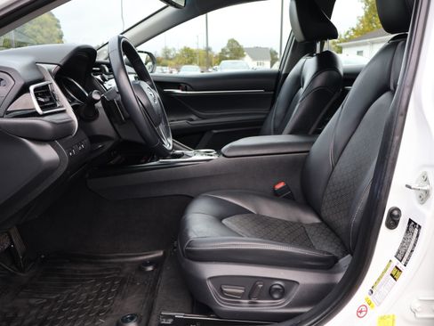 Used 2018 Toyota Camry XSE image 11