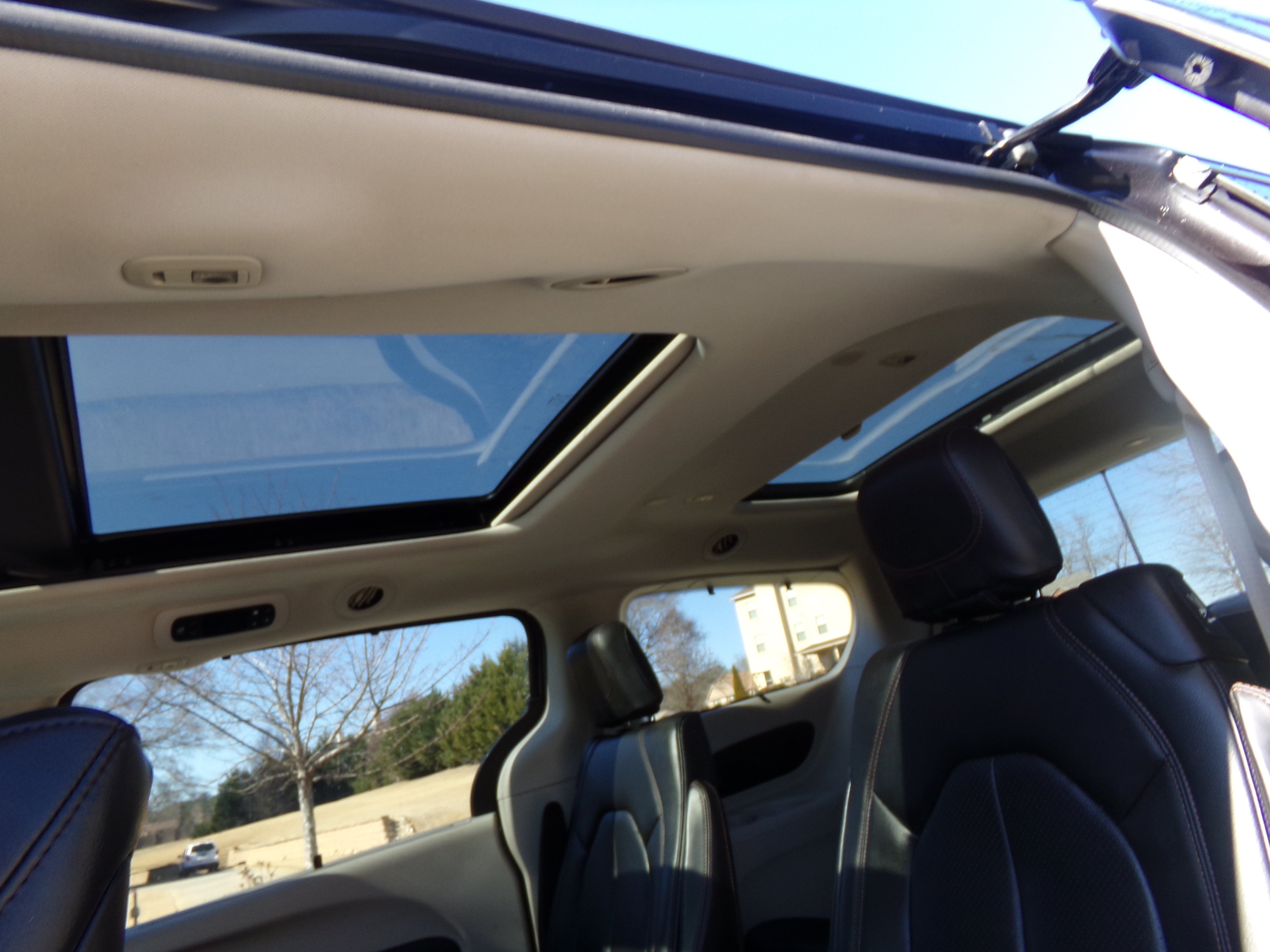 Used 2018 Chrysler Pacifica Touring-L Plus FWD image 14