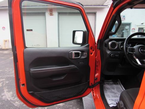 Used 2019 Jeep Wrangler Unlimited Sahara image 14