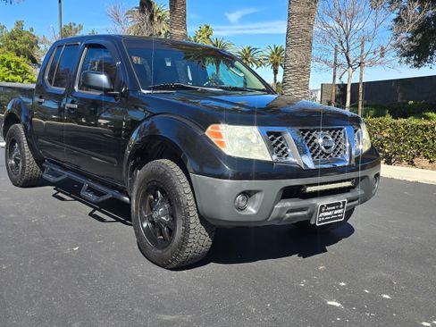 Used 2011 Nissan Frontier SE image 2