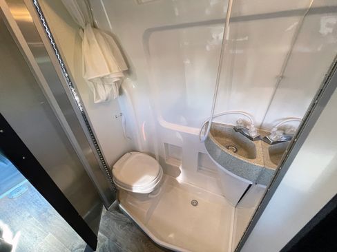 Used 2014 Mercedes-Benz Sprinter 4500 image 31