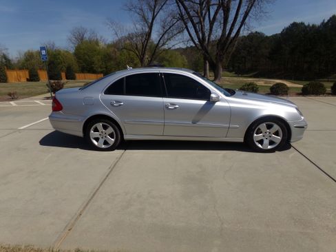 Used 2007 Mercedes-Benz E 550 Sport image 10