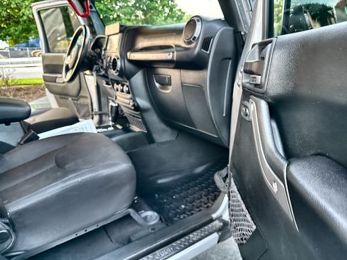 Used 2018 Jeep Wrangler JK 4WD Unlimited Sport image 9