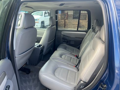 Used 2004 Ford Explorer XLT image 3