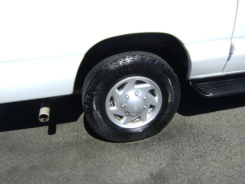 Used 2011 Ford E-350 and Econoline 350 Extended Wagon Super Duty RWD image 17