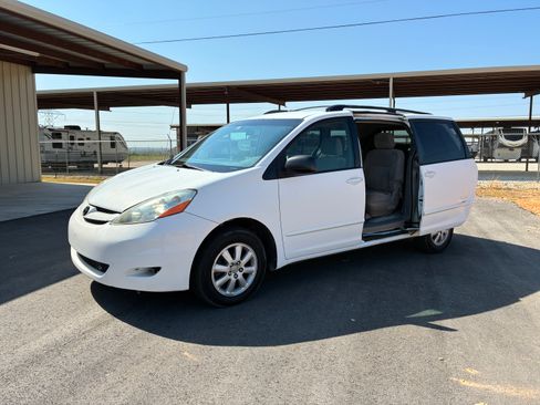 Used 2007 Toyota Sienna LE Minivan 4D FWD image 18