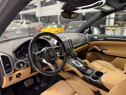 Used 2018 Porsche Cayenne S image 14