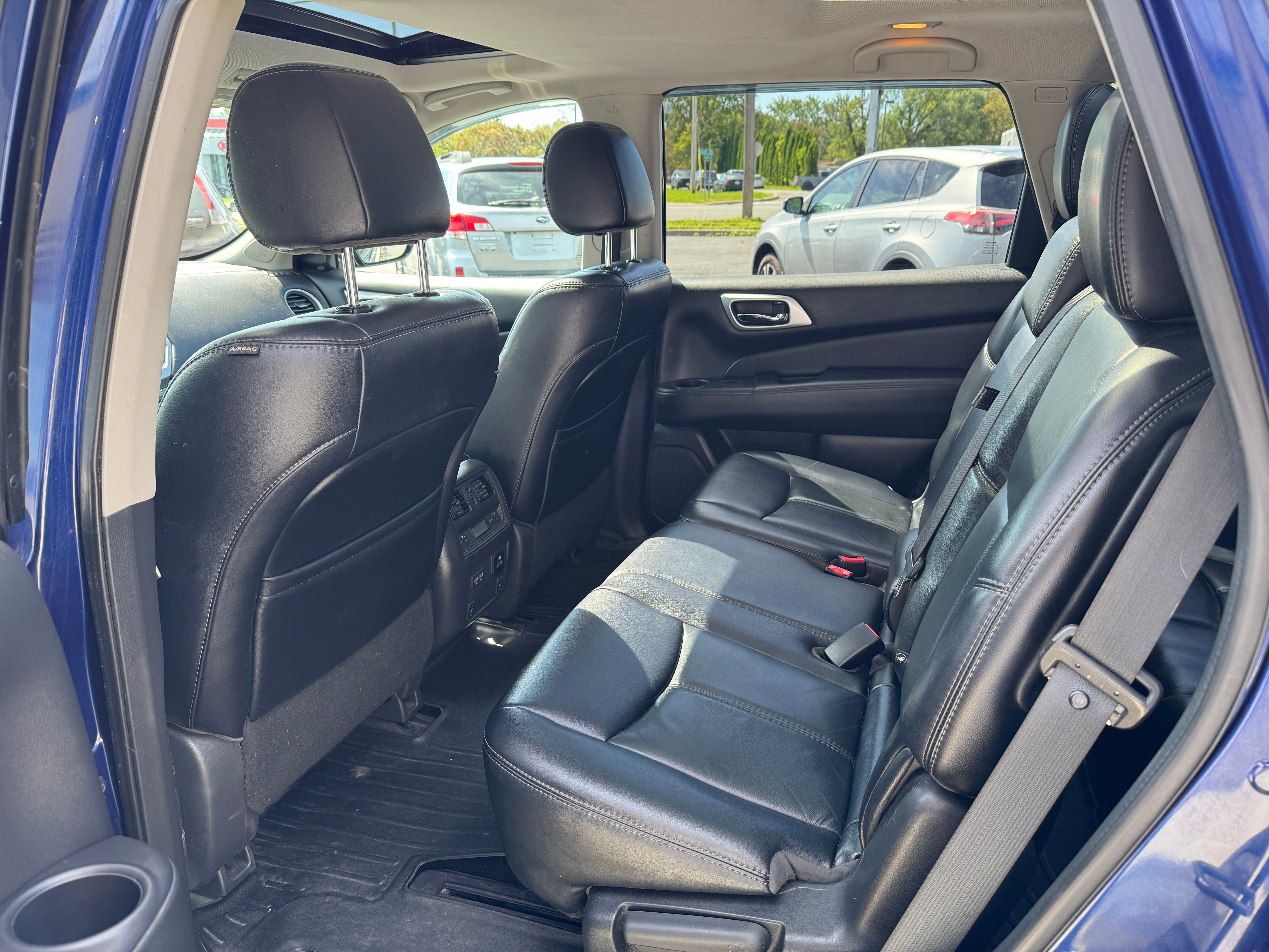 Used 2017 Nissan Pathfinder 4WD SL w/ Premium Package image 11