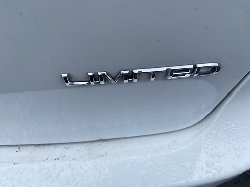 Used 2018 Chrysler Pacifica Limited image 16