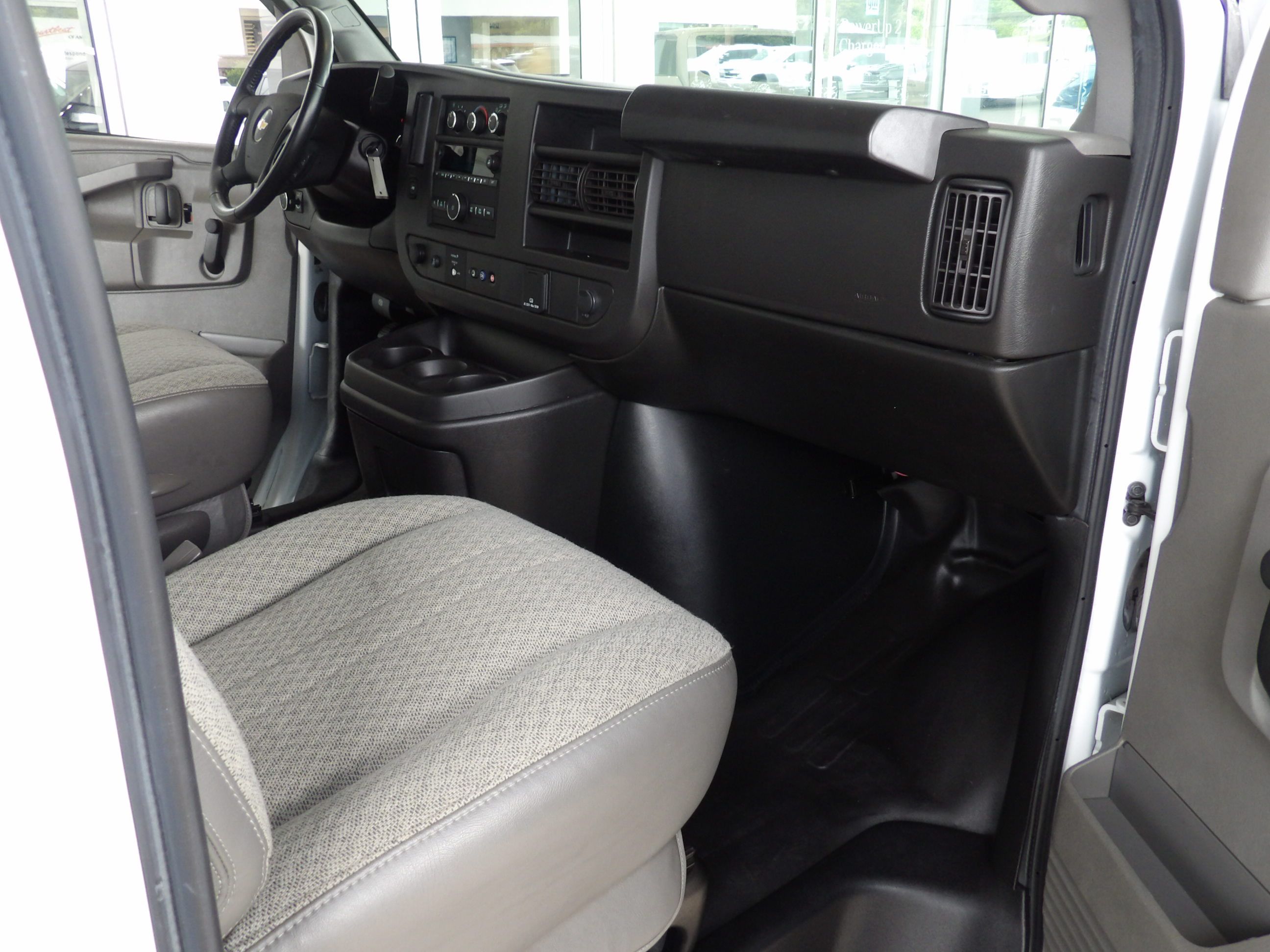 Used 2022 Chevrolet Express 3500 UNAVAIL RWD image 17