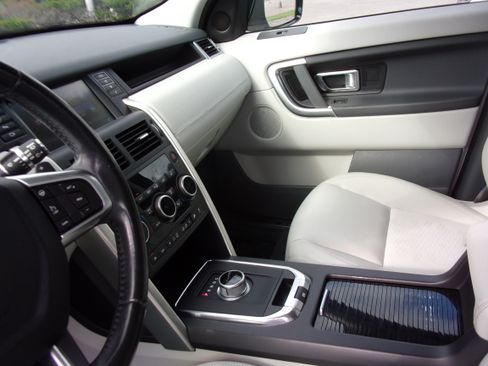 Used 2016 Land Rover Discovery Sport SE image 9