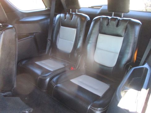 Used 2018 Ford Explorer XLT image 9