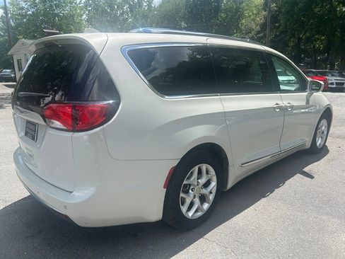 Used 2019 Chrysler Pacifica Touring-L Plus FWD image 5