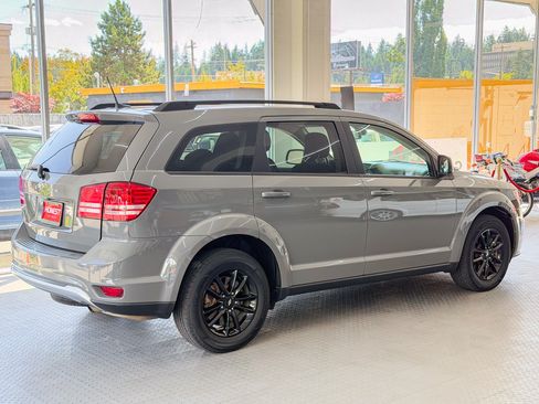 Used 2020 Dodge Journey FWD SE image 4