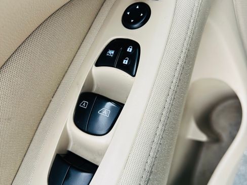 Used 2017 Nissan Pathfinder SV image 33