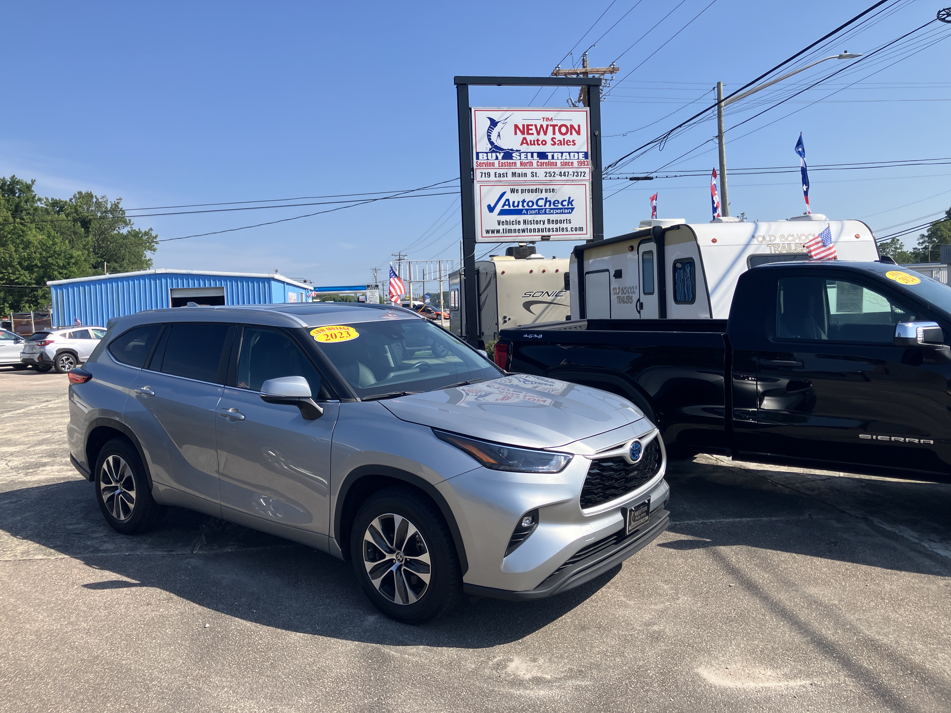 Used 2023 Toyota Highlander FWD XLE Hybrid image 2